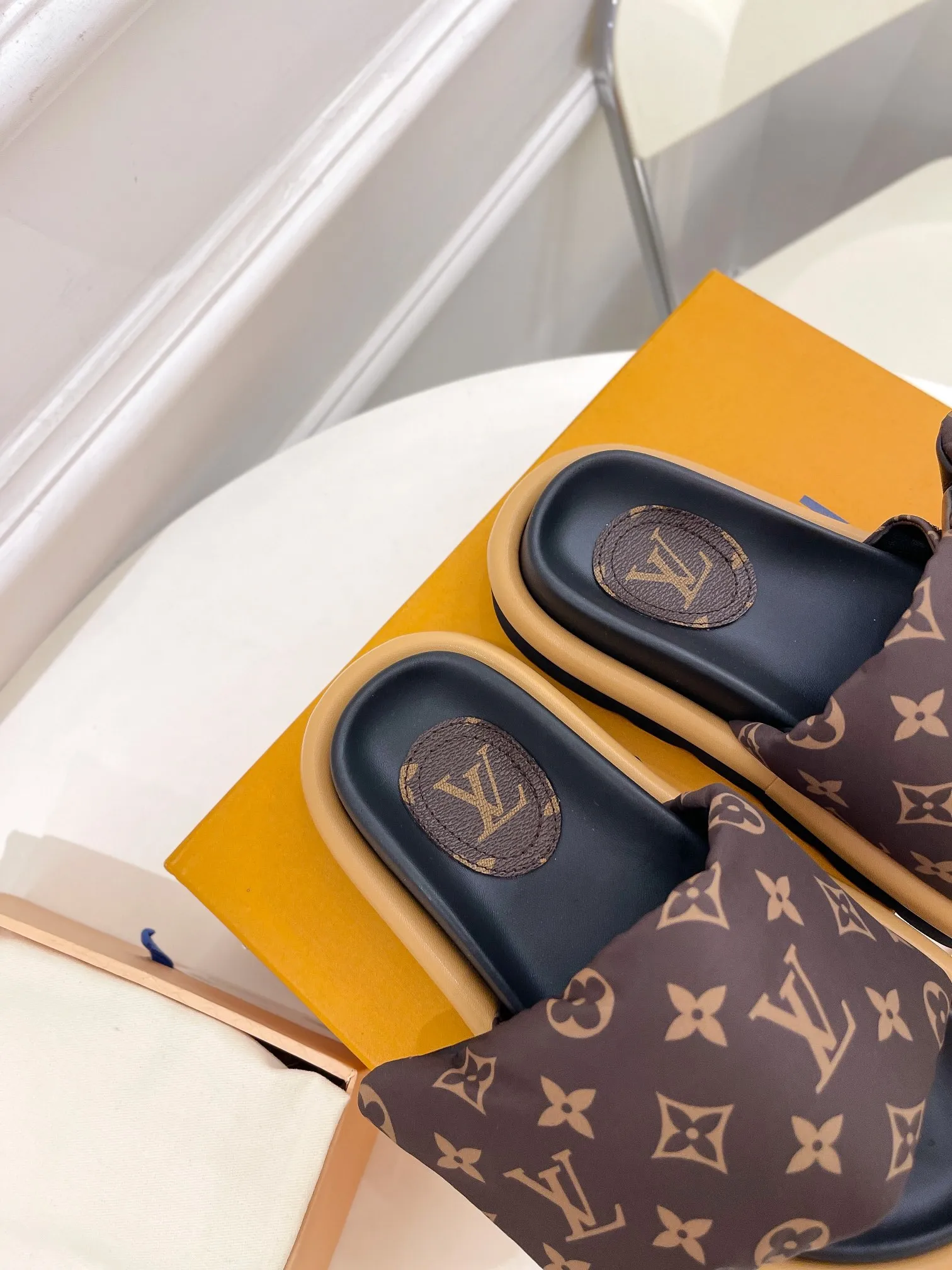 👟👟Ex-factory price P360👟👟 LV | Louis Vuitton ²⁰²³ 𝐬𝐬 🧡💚2023 Spring and Summer New Products The counter features the latest embossed slippers, hard goods, new🆕 Full of high-end feel! A popular model among bloggers at home and abroad, it’s retro and fashionable and looks amazing on your feet! Mainly recommended model on the official website★ ━━━━━ ЅᏇєєt ━━━━━ ▪️Upper: High-customized mercerized cloth➕Embossed ▪️Inner lining: Imported goatskin lining ▪️Outsole: Original open-molded non-slip and wear-resistant foam sole ▪️Code number: women's code 35-40 men's code 39-44
